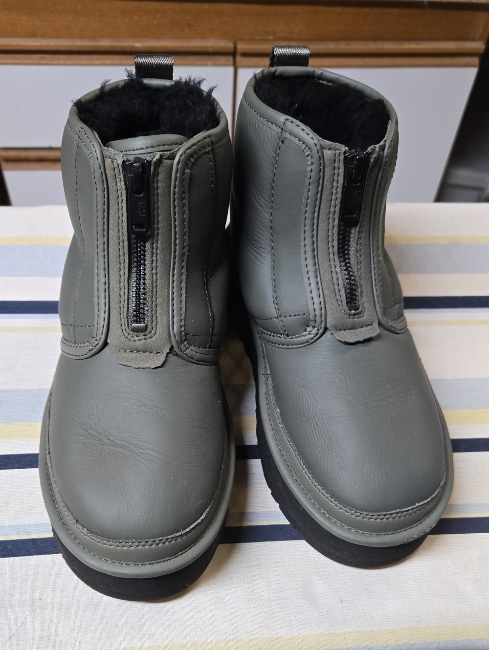 UGG Kids Grey Front-Zip Shearling-Lined Boots